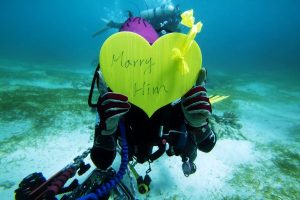 Beach wedding proposal - Ideas for your inspiration - Underwater 2 - weddo.agency