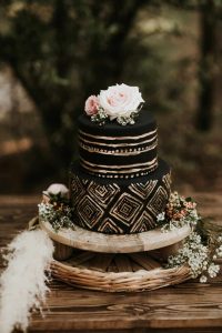 Black and white wedding cake ideas (1) - Weddo Agency
