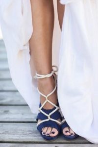 Nautical wedding ideas - invitations, dress code, foods and other aspects that make the difference in the final result - Nautical wedding. The bride's shoes