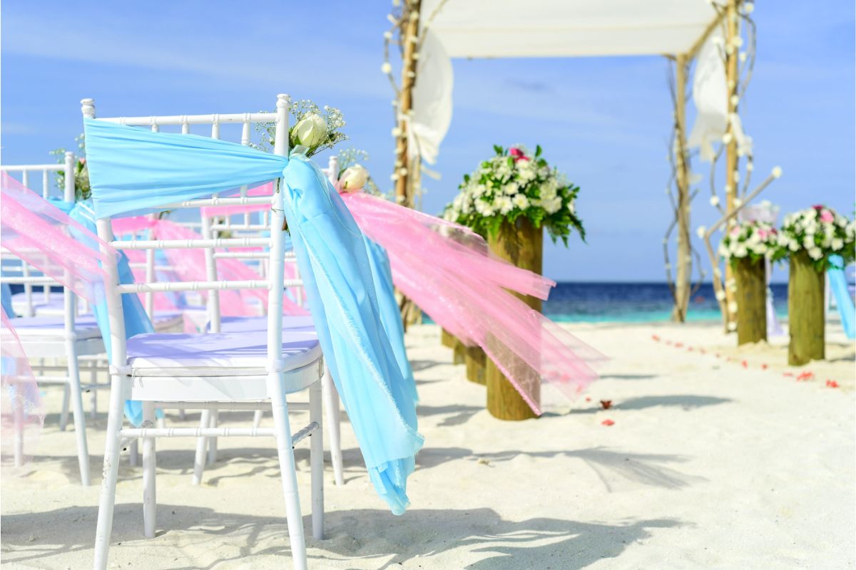 Wedding-color-schemes-for-summer-according-to-the-chosen-location-Exotic-wedding-white-chair-with-blue-and-pink-ribbon