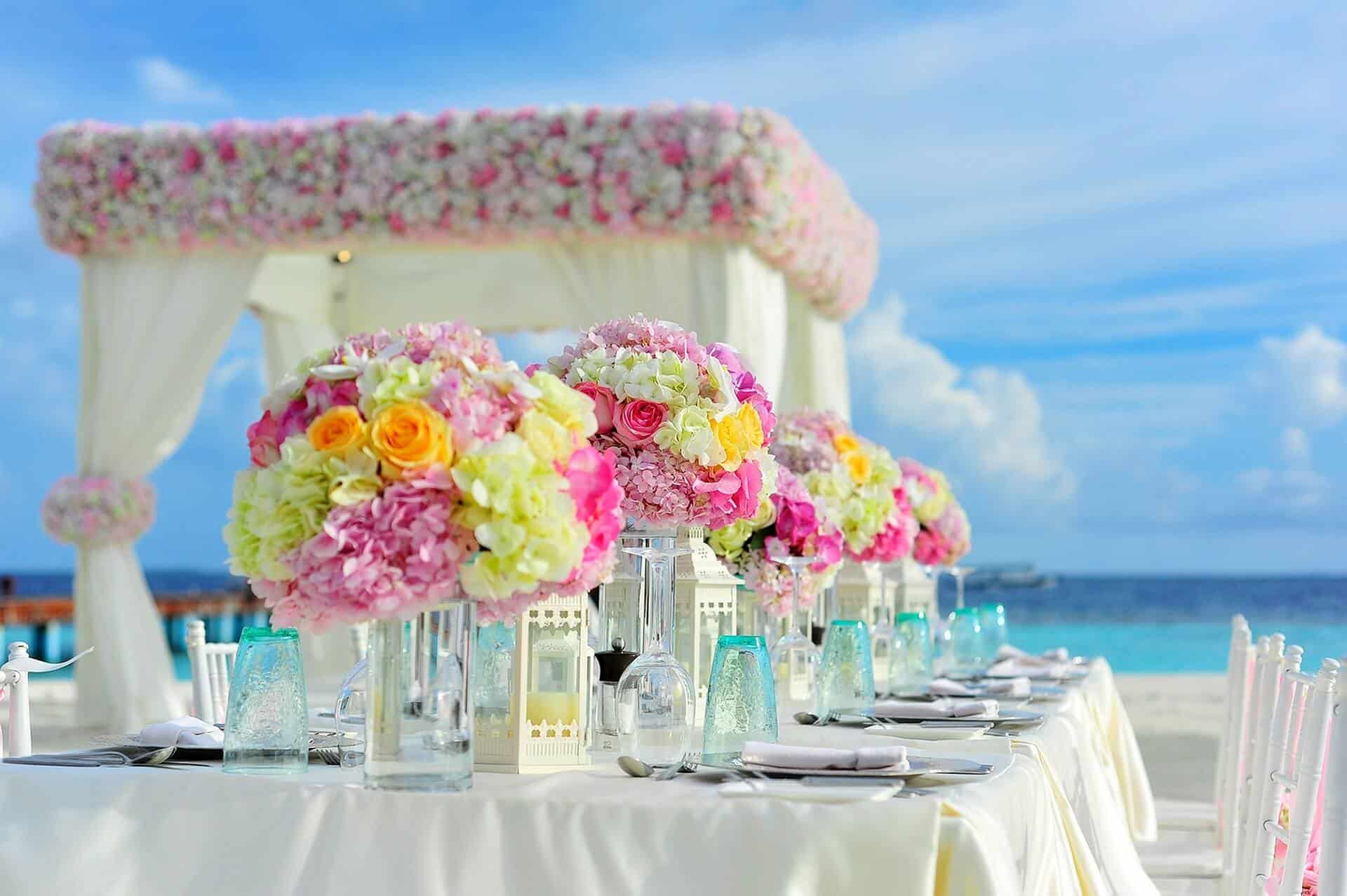 Wedding-color-schemes-for-summer-according-to-the-chosen-location-Flowers-table-sea
