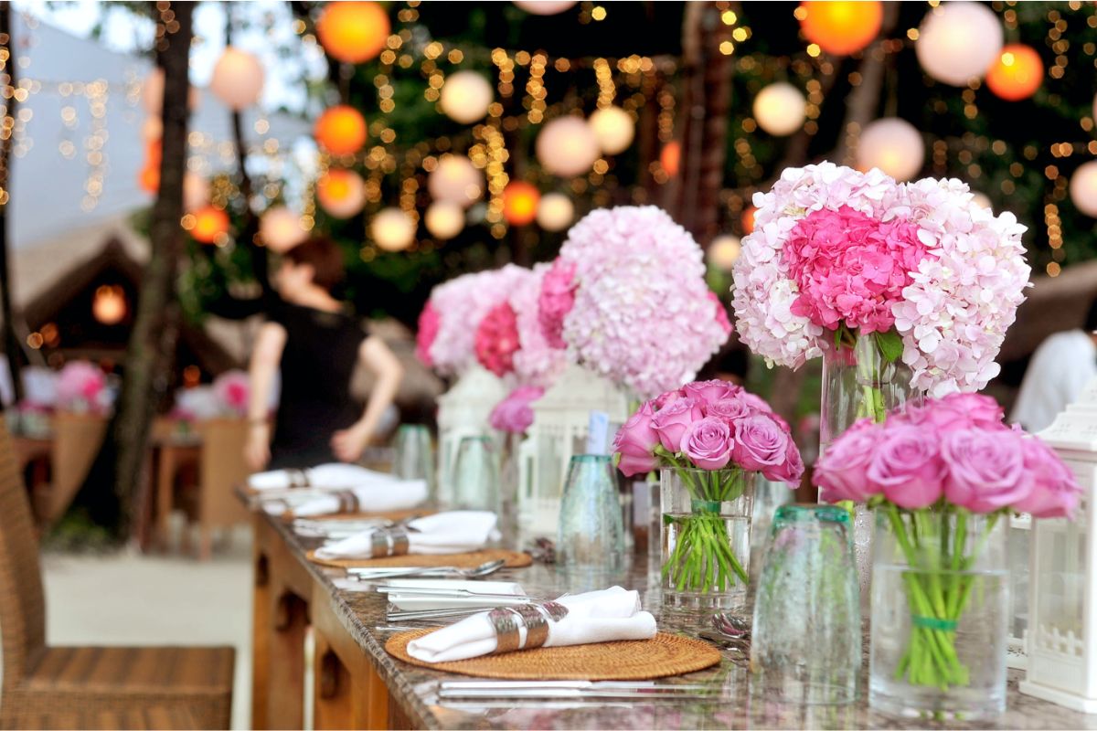 Wedding-color-schemes-for-summer-according-to-the-chosen-location-Pink-and-white-flowers-brown-table