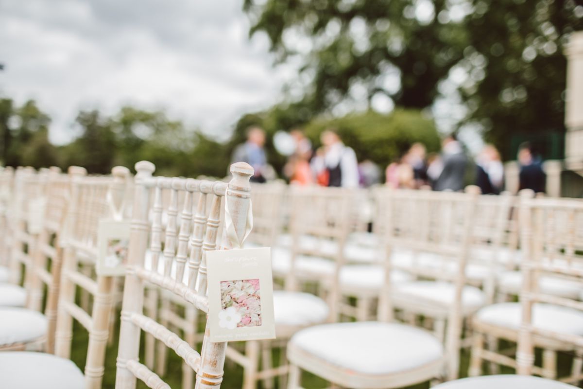 Wedding-color-schemes-for-summer-according-to-the-chosen-location-White-chairs