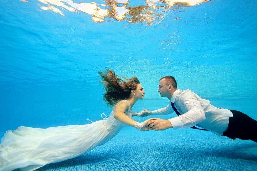 2.-Unusual-wedding-themes-skydiving-on-a-yacht-or-underwater-2