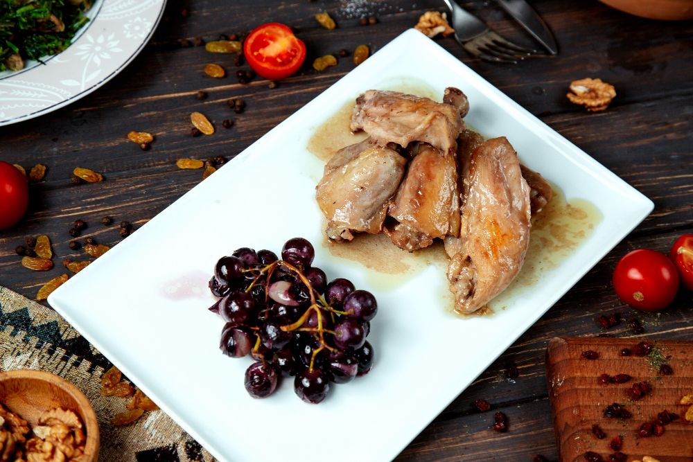 3.-Purple-motif-wedding-–-menu-recommendations-to-satisfy-your-guests_main-course-with-chicken-and-grapes.jpg