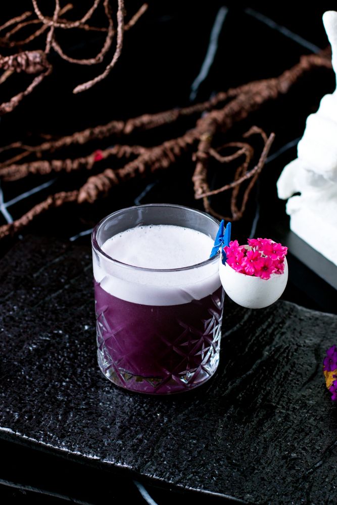 3.-Purple-motif-wedding-–-menu-recommendations-to-satisfy-your-guests_purple-cocktail.jpg