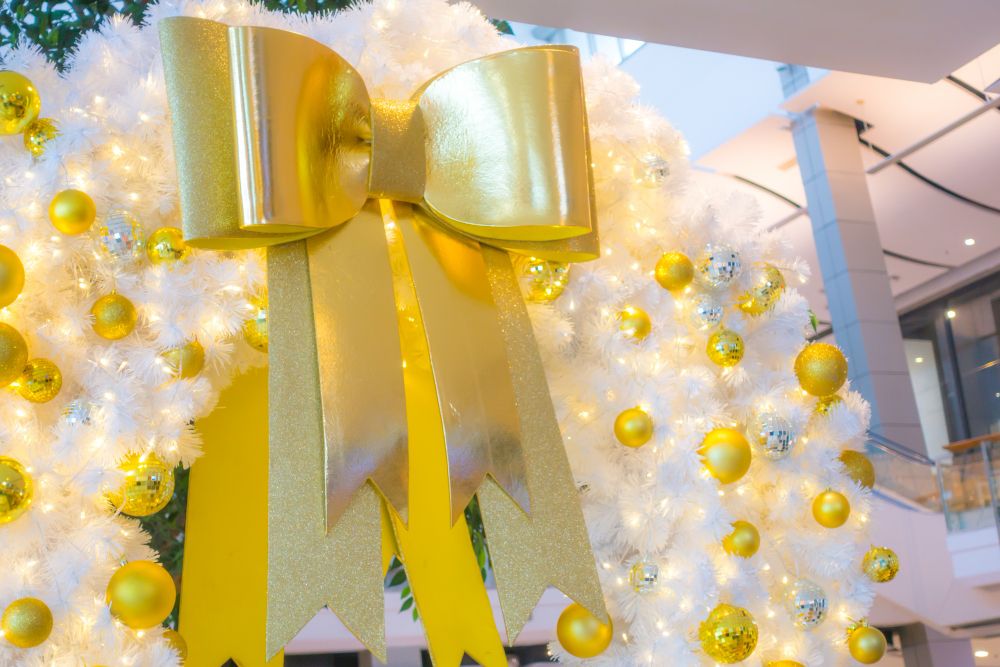 1.1.-Pastel-yellow-wedding-theme-–-how-can-you-incorporate-this-color-in-your-event_yellow-ribbon-and-balloons