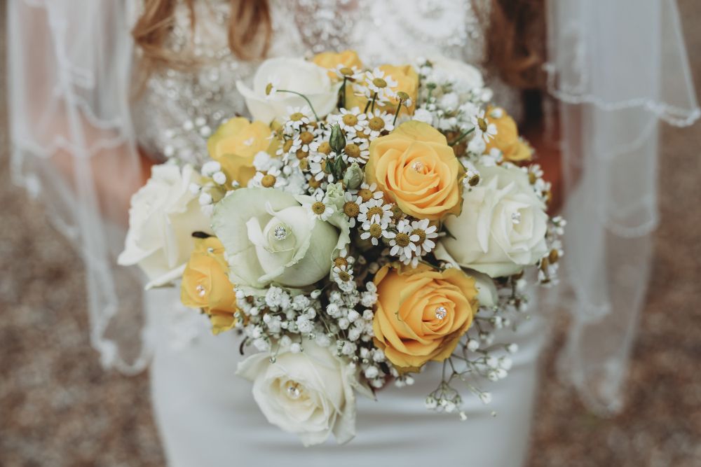 2.-Yellow-wedding-decor-–-ideas-for-a-wonderful-brides-bouquet_yellow-and-white-bouquet.
