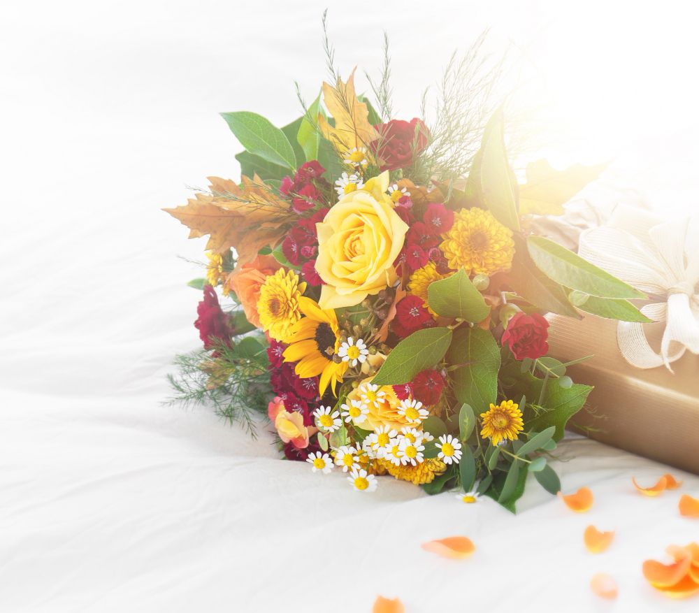 2.-Yellow-wedding-decor-–-ideas-for-a-wonderful-brides-bouquet_yellow-green-and-red-bouquet