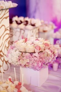 Pink-wedding-theme-–-the-main-tips-and-tricks-that-will-guide-you-to-the-perfect-event_pink-and-white-candybar-with-decorative-flowers