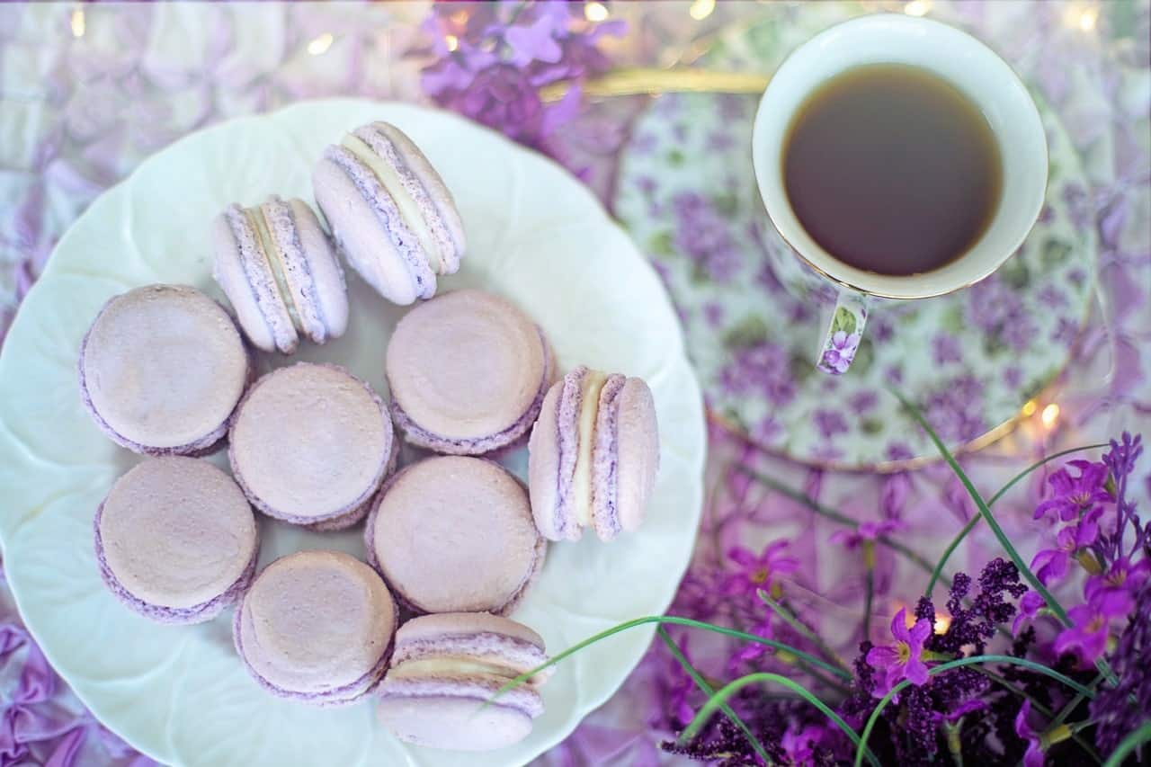 Bridgerton-wedding-macarons-tea-purple-flowers