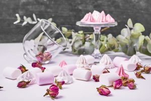 Pink-wedding-decorations-–-ideas-for-a-wonderful-wedding-party_pink-decor-with-marshmallows-and-flowers