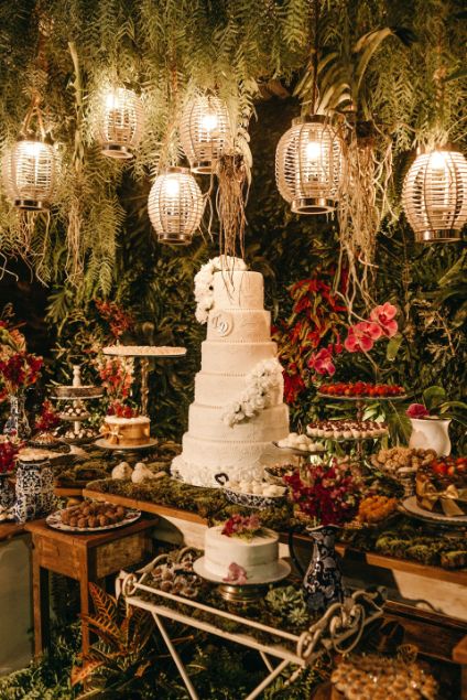 Bridgerton-wedding-cake-food-lights