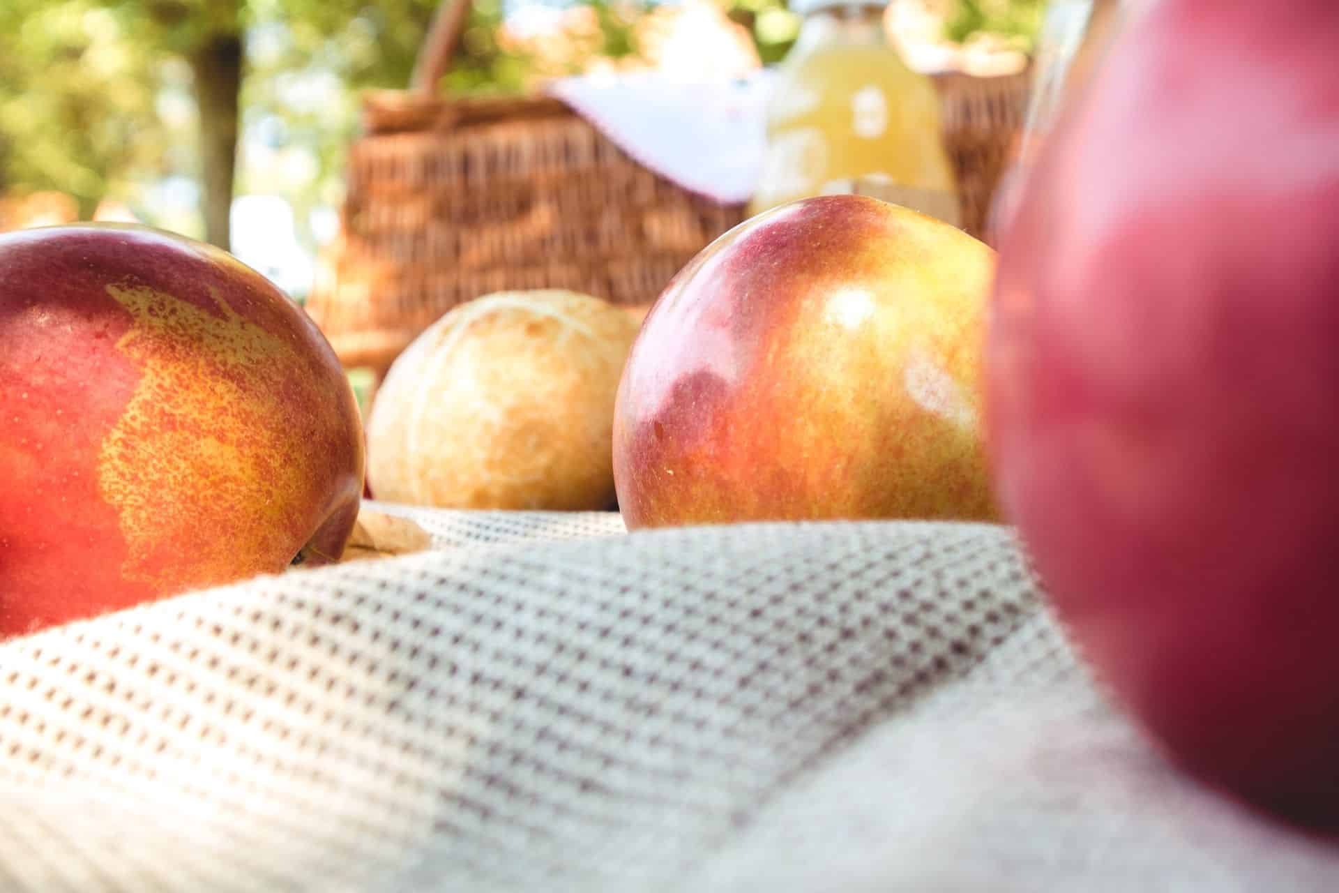 Picnic-wedding-ideas-TIPS-TRICKS-for-creating-an-original-eveny-apples